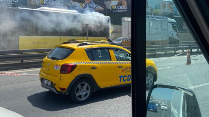 Merter'de metrobüste yangın