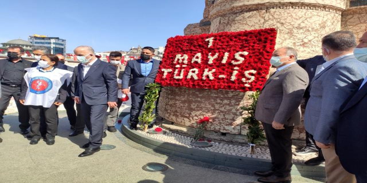 "42 yıl evvel arkadaşlarımızı katlettiler" TÜRK-İŞ Cumhuriyet Anıtı'na çelenk bıraktı!