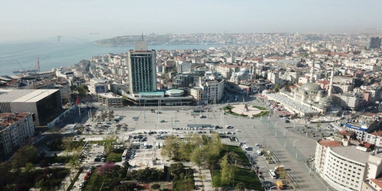1 Mayıs otoparkı... Taksim Meydanı’nda işçiden çok polis ve parkedilmiş otomobiller var! Çerkezoğlu: Bu barikatlar çok şey anlatıyor...
