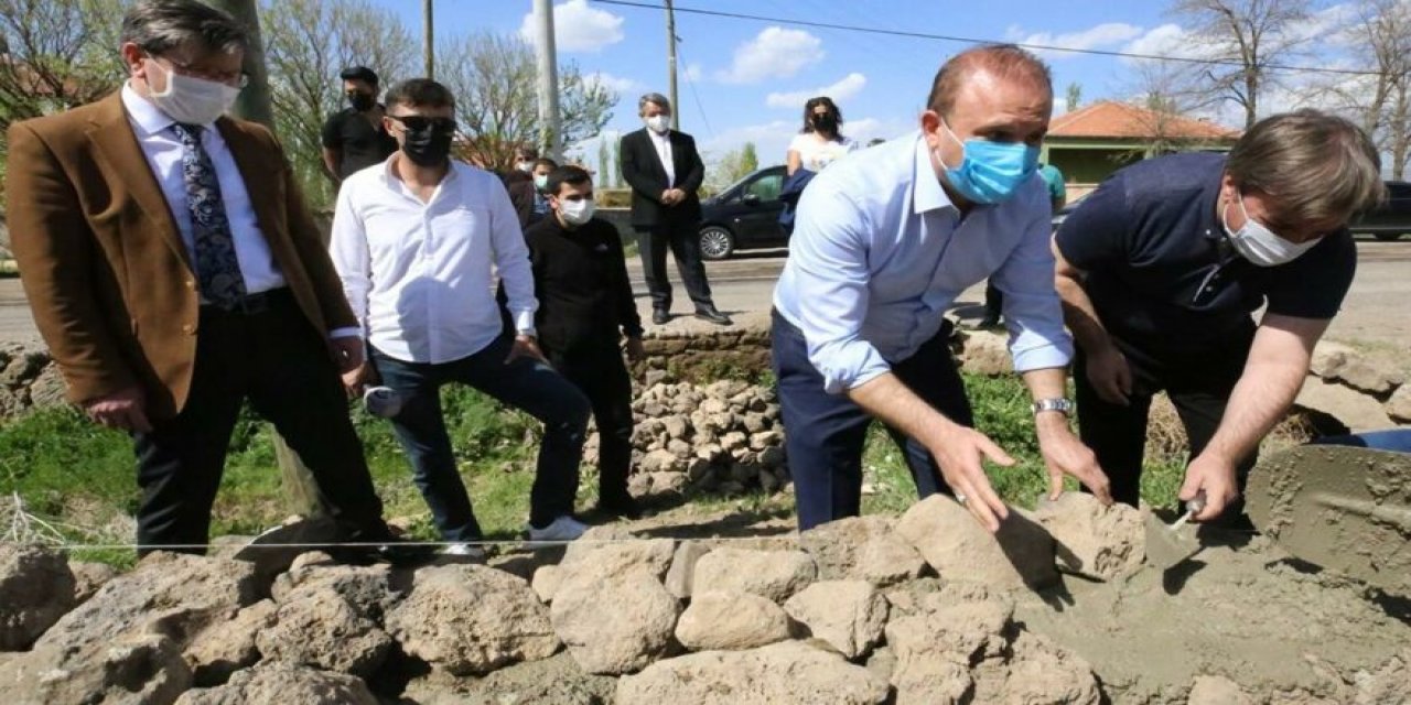 Vali duvar ustası, tarım müdürü çırak oldu! 1 Mayıs'ta işçilerle duvar ördüler...
