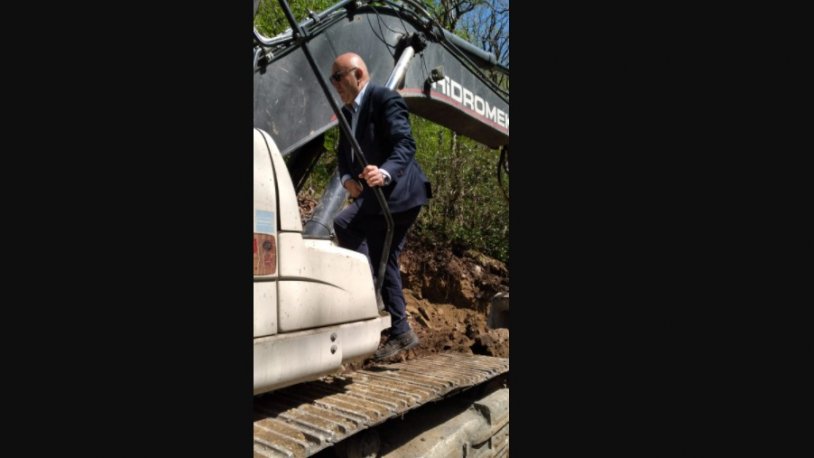İkizdere'de mücadele sürüyor! CHP'li Mahmut Tanal iş makinesinin üzerine çıktı