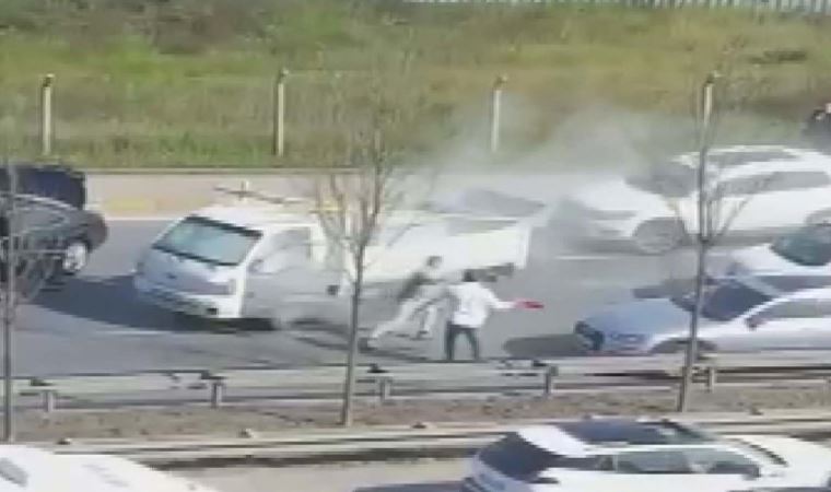 Trafikte yol verme kavgası! Yangın söndürme tüpüyle saldırdı