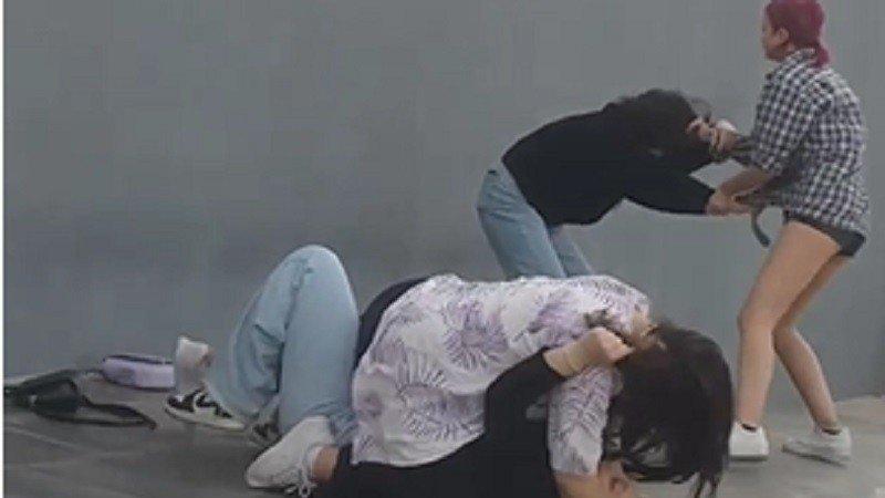 Ünlü olmak için yoldan geçenleri dövüp, videoya çektiler