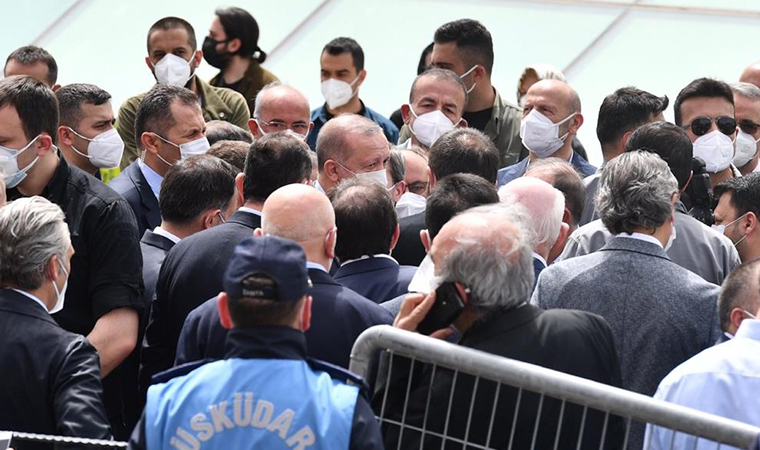 Kısıtlama var ancak kalabalıktan ödün verilmedi! AKP'li belediye başkanının babası son yolculuğuna uğurlandı