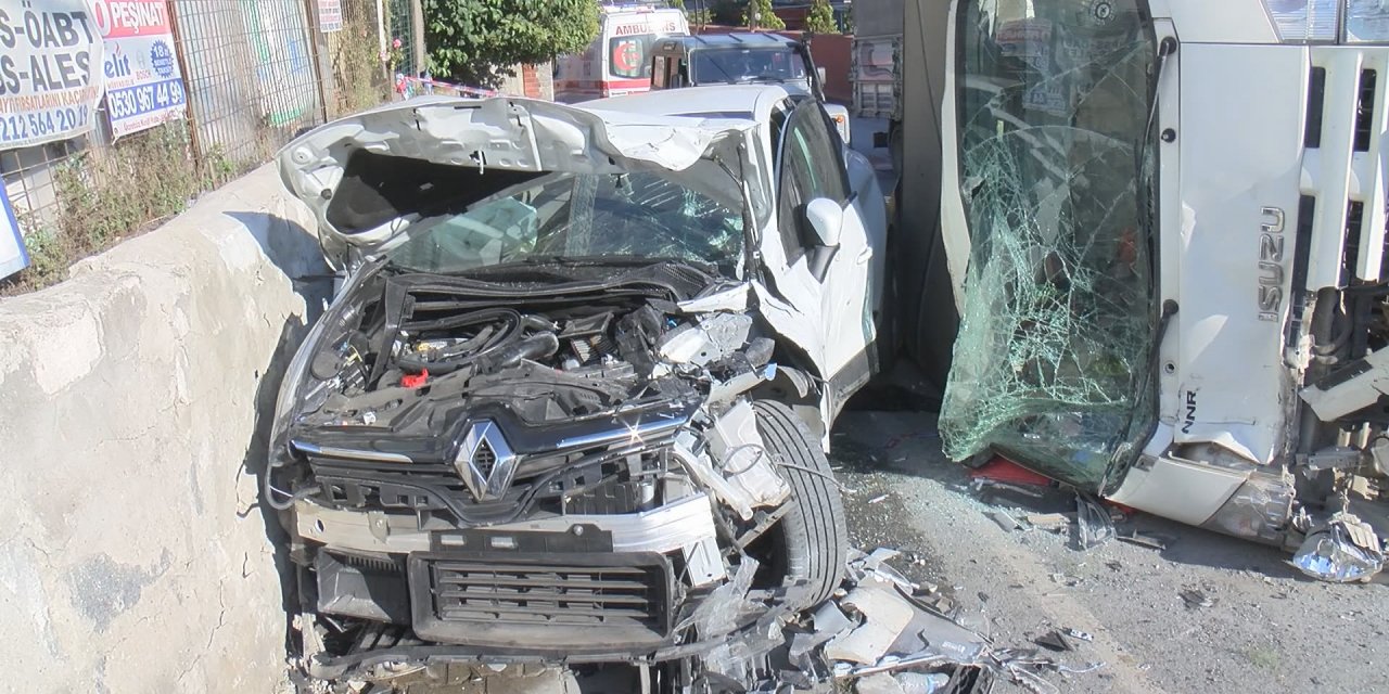 Gaziosmanpaşa'da yokuş aşağı inen kamyonet, gelin arabasına  çarptı.
