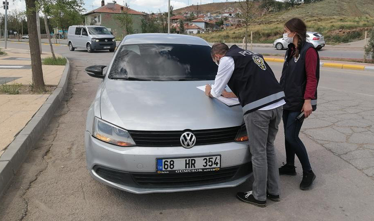 Polis çevirince, kendini ve arkadaşını araca kilitledi