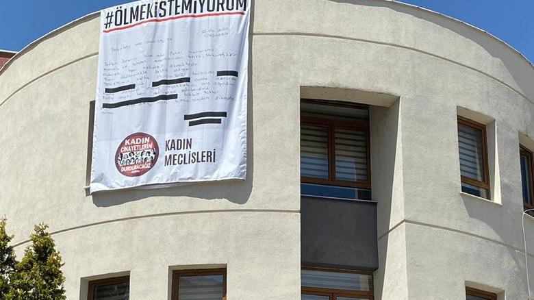 23 tane suç duyurusunda bulunmuştu! Boşandığı erkek tarafından katledildi... ‘Ölmek istemiyorum’ afişi Tuba Arslan’ın katledildiği kente asıldı