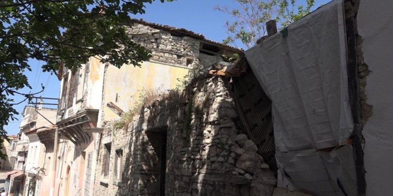 Şaka değil gerçek! Hırsızlar ahşap evin ikinci katını çaldı!