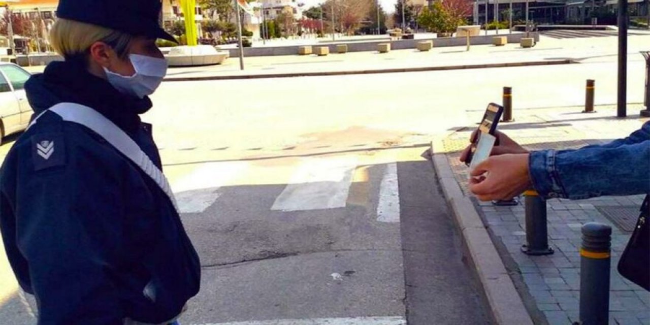 Ülkede günün konusu oldu! Polis maske takmayan polise para cezası kesti!