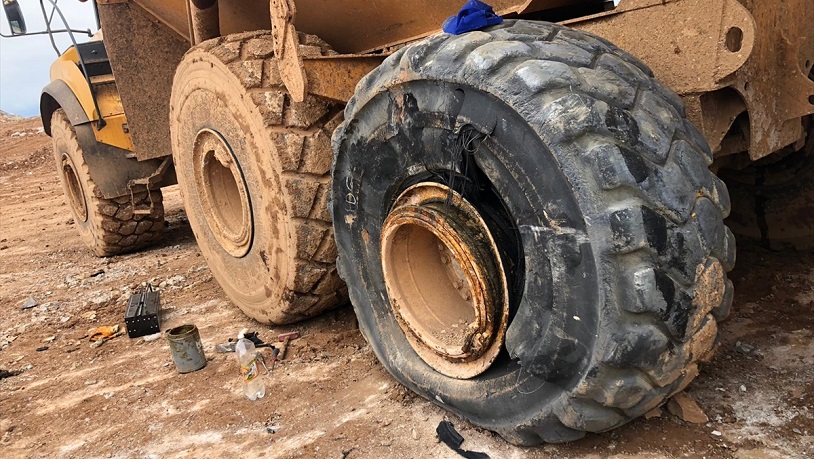 Mermer ocağında kullanılan dev kamyonunun lastiği patladı: 2 yaralı