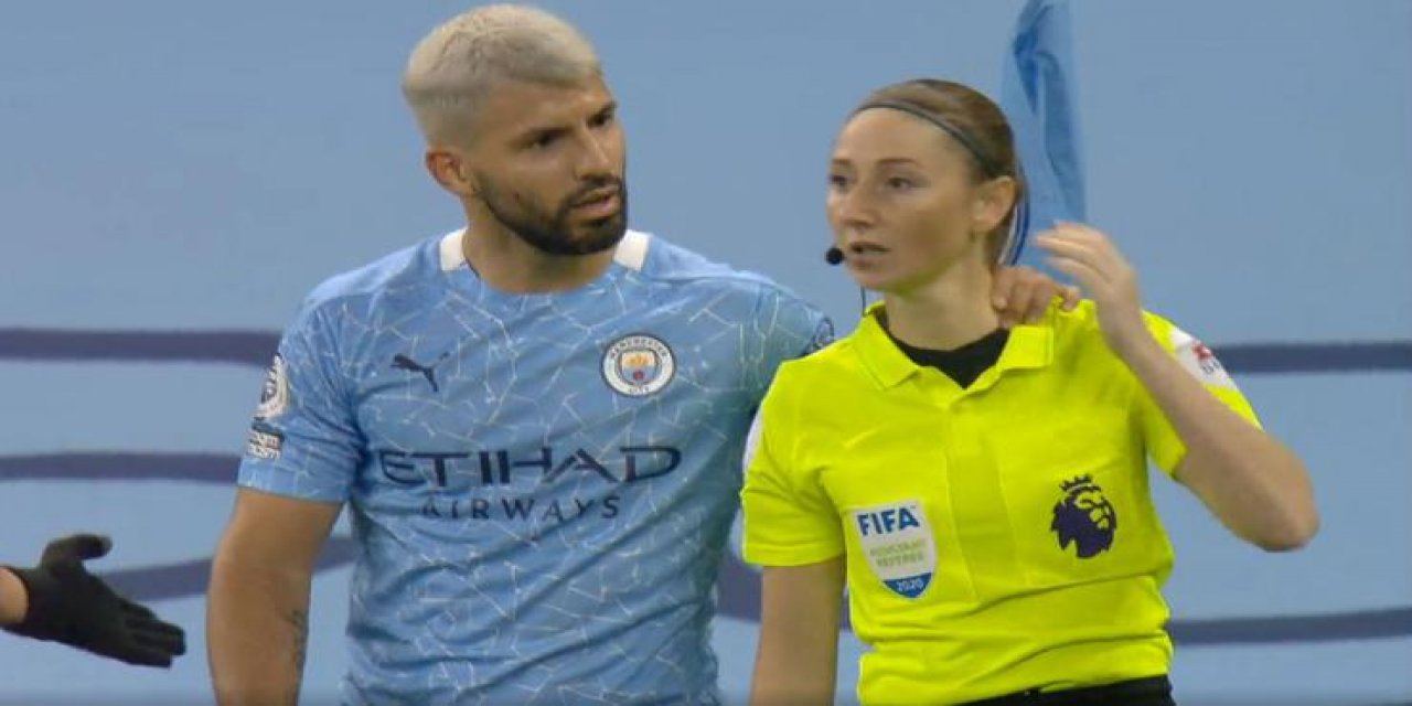 Manchester City - Arsenal maçında Sergio Agüero'dan kadın hakeme olay hareket