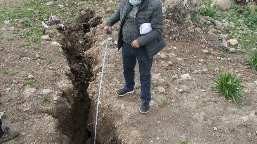 Derin yarıkların olduğu mahallede 5 ev daha boşaltıldı