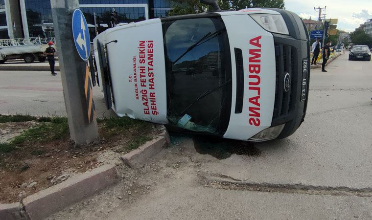 Koronavirüs hastası taşıyan ambulans kaza yaptı