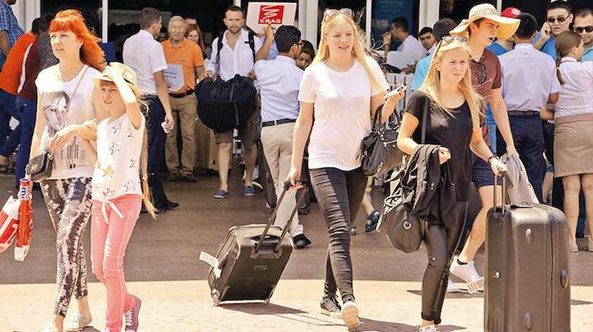 'Türkiye kendi insanını eve kilitlerken turistleri ağırlıyor'