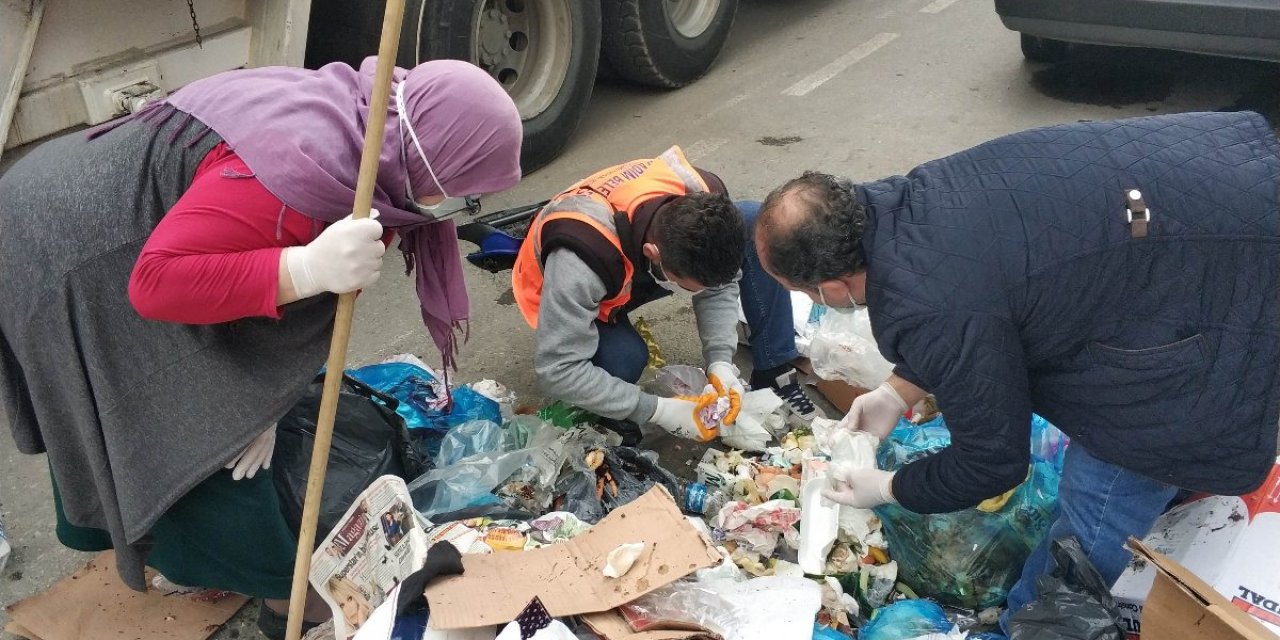 Çöpte didik didik pırlanta aradılar...
