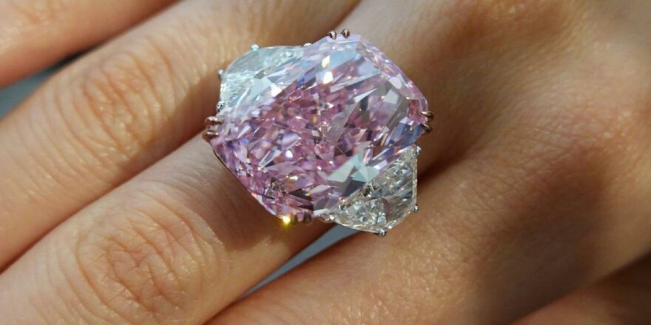 Şimdiye kadar görülenlerin en büyüğü!  15,81 karatlık pembe-mor Sakura Elması’nın fiyatı dudak uçuklattı!