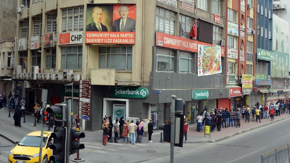 'Tam kapanma'da sonu görünmeyen sosyal yardım kuyruğu... 'Rezilliğimizi mi çekiyorsun?'