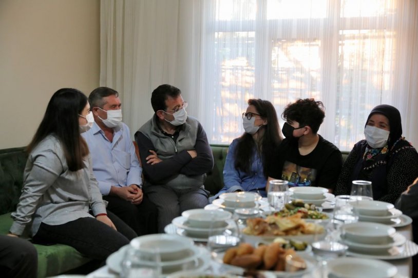 Ekrem İmamoğlu 2 yıl önce umudu o evde yeşertmişti... Ayhan ailesinin evinde orucunu açtı