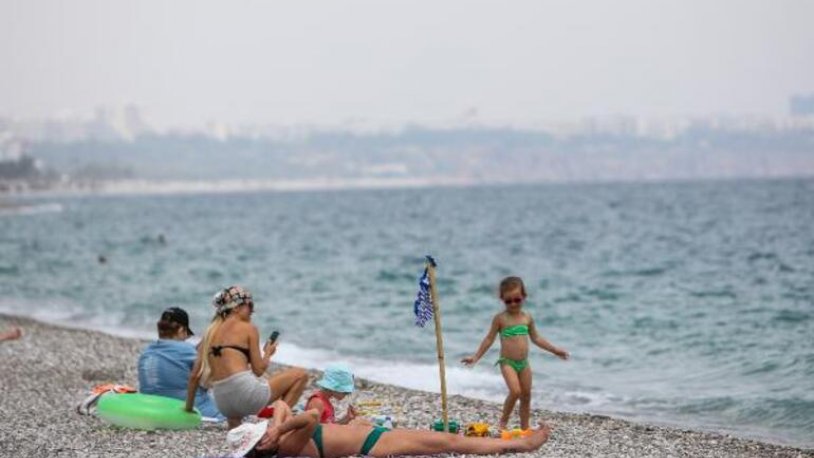 Antalya'da turistler güneşli havanın keyfini çıkardı