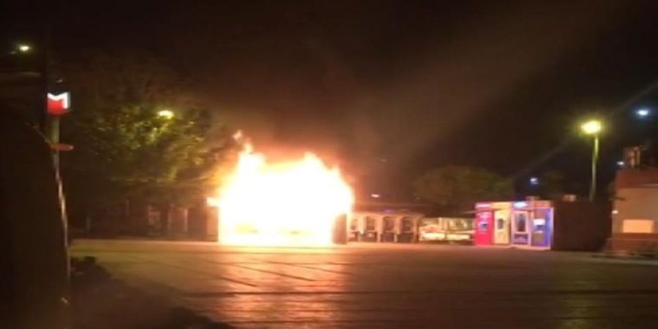 Nedeni bilinmiyor... İBB’ye ait halk ekmek büfesi alev alev yandı!