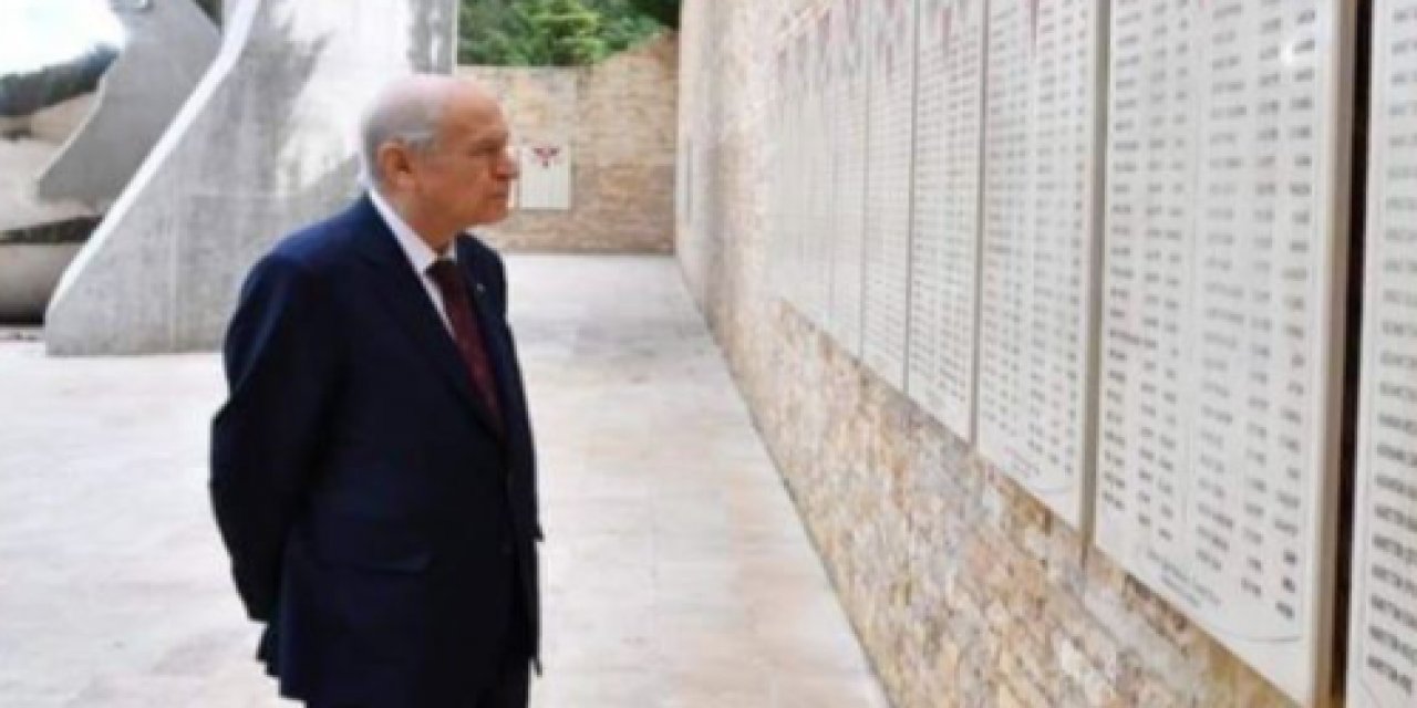 Arşiv unutmaz! İşte bu fotoğraf sosyal medyada gündem oldu!  Bahçeli'den "elleri arkada" Ülkücü Şehitler Anıtı ziyareti...