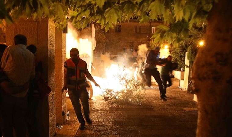 İsrail polisi, namaz kılan cemaate ses bombalarıyla saldırdı