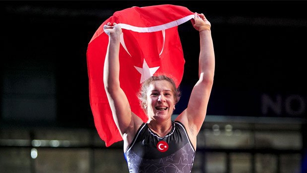Milli güreşçi Yasemin Adar'dan gururlandıran başarı