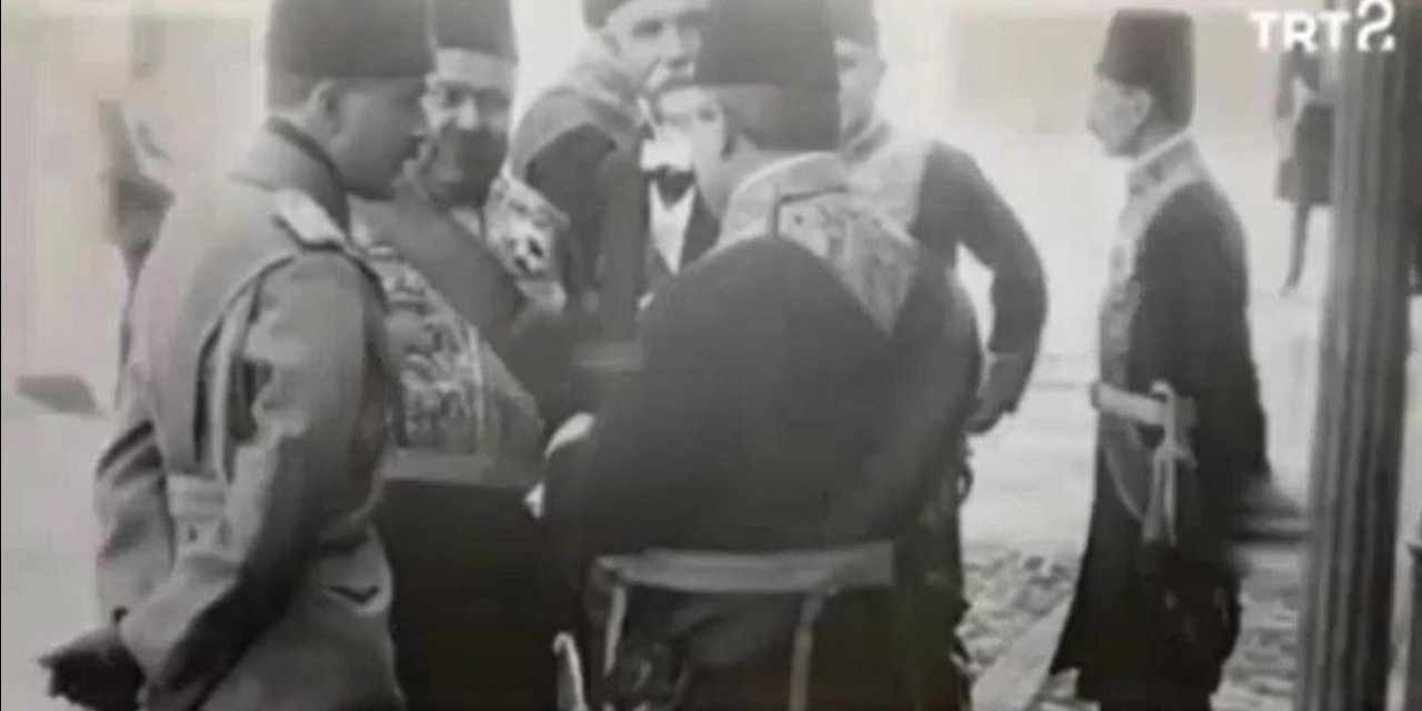 Bu görüntü TRT arşivinden çıktı! Osmanlı paşaları Fatih'in türbesinde, elleri ise arkada bağlı!