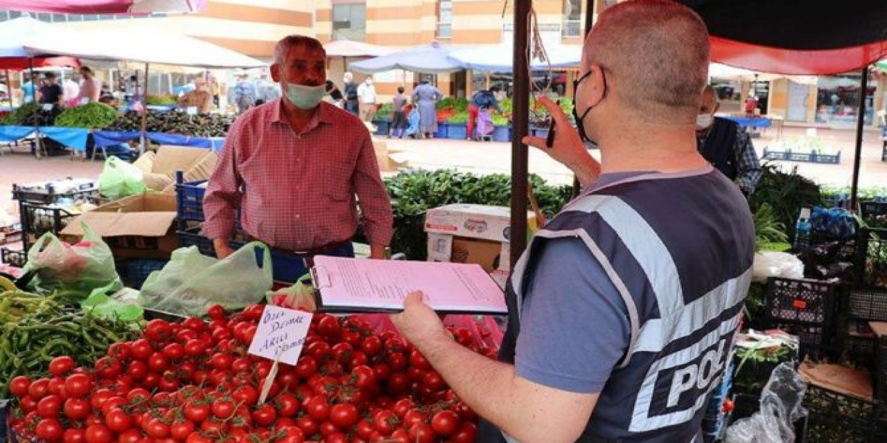 Diliyle parmağını ıslatarak poşetin ağzını açan pazarcıya ceza!