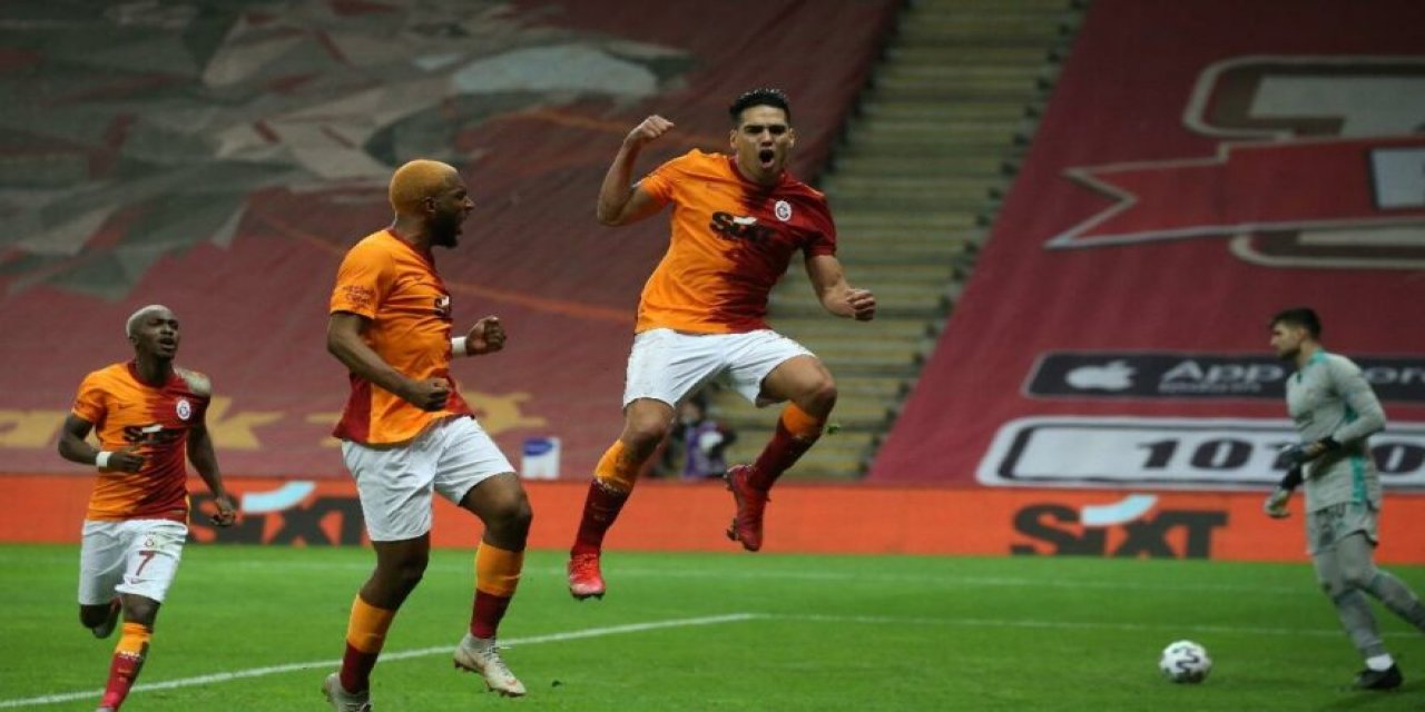 Yenilmezlik serisi 7'ye yükseldi! Dev derbide Galatasaray 3 golle 3 puanı kaptı!
