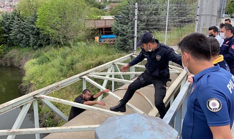 İstanbul'da bir yurttaş intihar etmek için köprüye çıktı
