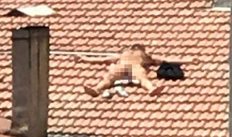 Çatıya çıkıp çıplak güneşlendi; komşuları ihbar etti