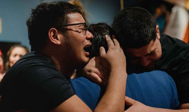 Sınır politikası onları ayırmıştı... Çocuklarına 4 yıl aradan sonra ilk kez sarılma imkanı buldu!