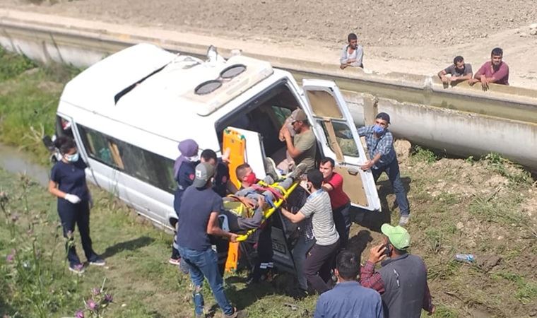 Tarsus'ta tarım işçilerini taşıyan minibüs kaza yaptı!