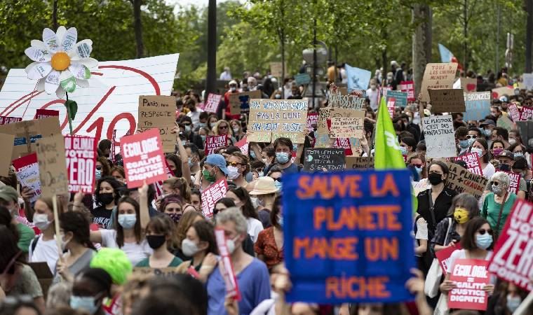 Paris'te çevrecilerden, Macron'un iklim politikası protestosu