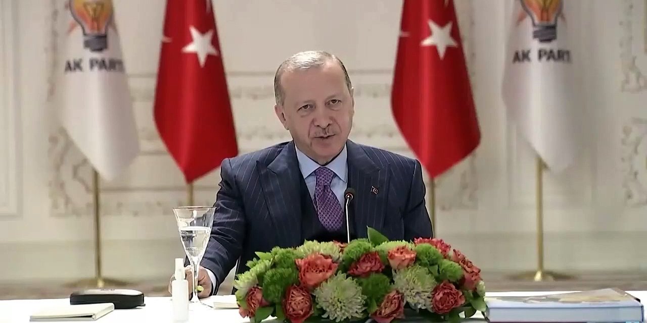 "Bir siyasetçin Ramazan'da su içmesi, içmemesi haber konusu mu?" Sabah yazarından "Erdoğan'ın masasında unutulan su" haberlerine tepki! Burası İran mı, Arabistan mı?