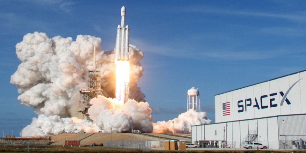 SpaceX, Starlink ağı için 60 iletişim uydusunu daha uzaya yolladı ve Amazon ve OneWeb gibi şirketler de Alçak Yörünge'de internet uydu ağları kurmak üzere çalışmalar yürütüyor.