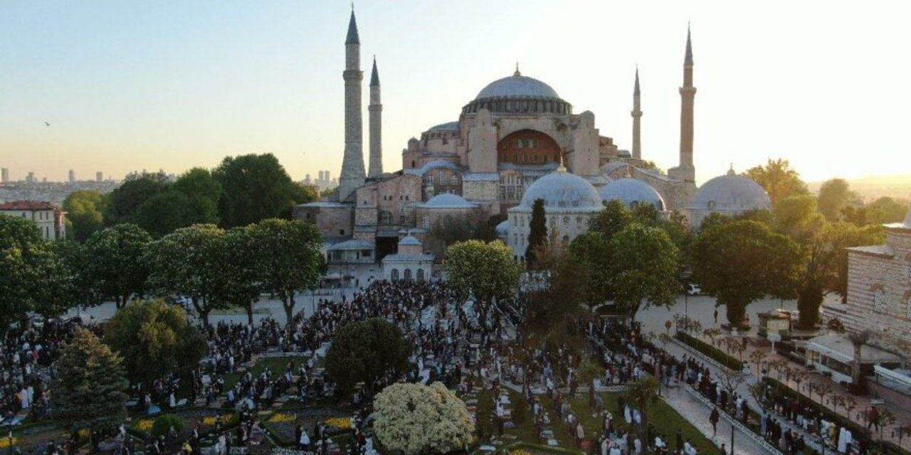 87 yıl sonra ilk bayram namazı! Ali Erbaş minbere yine kılıçla çıktı!