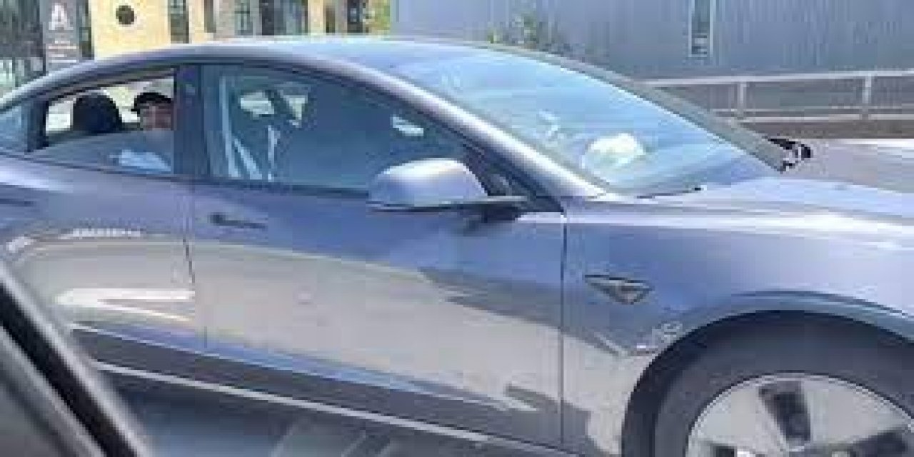 Sürücüsüz Tesla aracında arka koltukta oturduğu, gözaltına alındı!