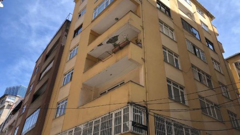Şişli'de boşaltılan binanın sahibinden açıklamalar! 'Arkadaki inşaat 5 sene önce başladı, normal yolun 4 kat altına indiler'