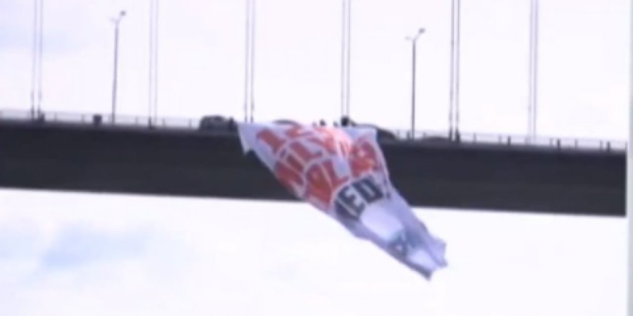 "Belki bu kez görürler" CHP'li vekiller 15 Temmuz Şehitler Köprüsü'ne "128 milyar dolar nerede?" pankartı astı! İşte o anlar...