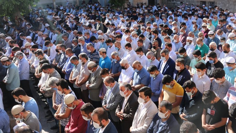 Tarikat liderinin cenazesinde yine tedbirler hiçe sayıldı! Milletvekili dahil binlerce kişiden 'sosyal mesafesiz' katılım
