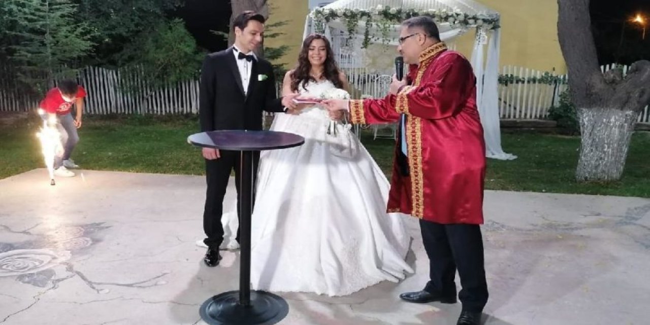 Büyük sorumsuzluk... Pozitif çıkan AKP’li başkan nikah töreninde maske takmamış!