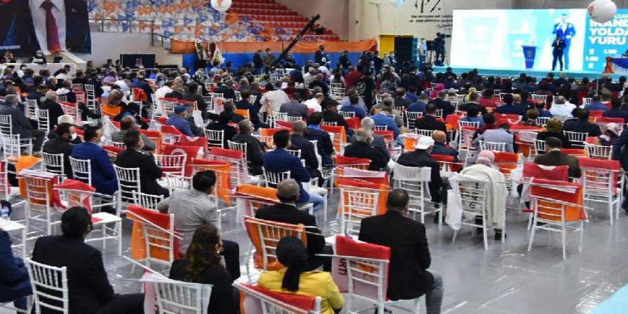 AKP kongresinde skandal görüntü! Türk bayraklarına yaslandılar, üzerlerine oturdular...