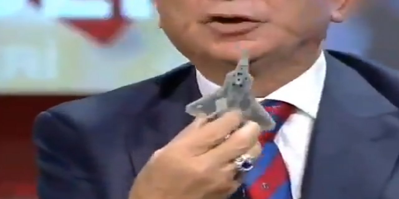 Erdoğan'ın danışmanı oyuncakla muharebe uçağı tanıttı!