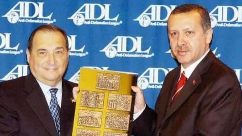 HKP'den ikinci soru! 'Amerika’da boynuna takılan Yahudi Cesaret Madalyası Nerede?' pankartı