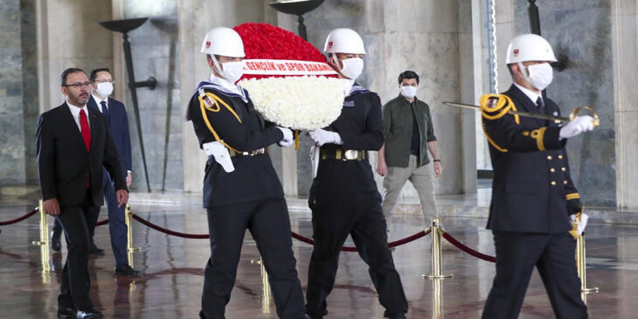 Bakan Kasapoğlu, Anıtkabir’i ziyaret etti!