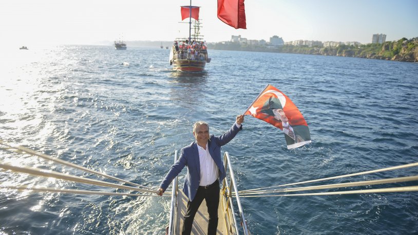 Antalya Muratpaşa Belediyesi'nden hem denizde hem karada İstiklal Marşı