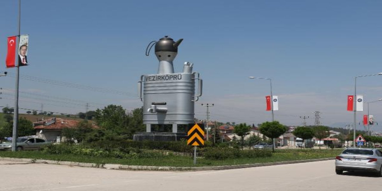 "Başkan semaverle kafayı bozdu" İlk anıt bir günde kaldırılmıştı, yerine bu kondu!