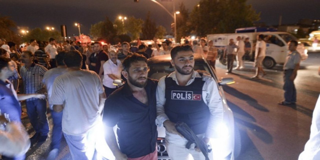 Hürriyet saldırganları ile polis aynı karede! İsmail Saymaz "baskının hatıra fotoğrafı" notuyla paylaştı!